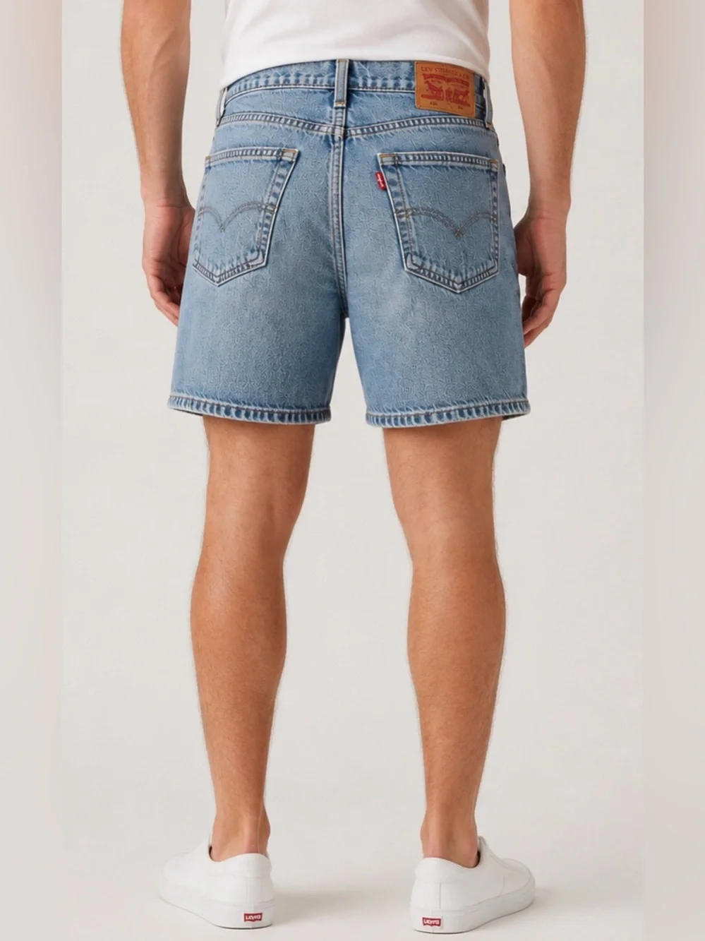 LEVI’S || 405 Light Wash Blue Denim Standard Shorts. Sz. 29